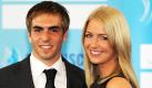 Der Fußballprofi Philipp Lahm und seine Freundin Claudia Schattenberg kommen am Montag (29.06.2009) in München (Oberbayern) bei der Verleihung des Bayerischen Sportpreises an. Lahm wird in der Kategorie 'Hochleistung plus' ausgezeichnet. Mit dem Bayerischen Sportpreis werden herausragende Persönlichkeiten des deutschen und internationalen Sports geehrt. Foto: Tobias Hase dpa/lby +++(c) dpa - Bildfunk+++ Foto: dpa