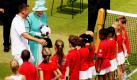 Vielleicht die Tennis-Stars von morgen: die britische Königin Elizabeth II. trifft Kinder, die an der Wimbledon-Junior-Tennis-Initiative des Trainers Dan Bloxham (links) teilnehmen. Die Königin besucht gerade die All England Lawn Tennis Championships in Wimbledon. Foto: ap