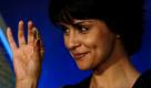 Bollywood-Schauspielerin Gul Panag hält im indischen Bangalore einen Chip namens Advanced Micro Devices Inc.'s Accelerated Processing Unit (APU) in den Händen. Der Chip-Hersteller AMD kündigte den Winzling als einen Fortschritt an, mit dem Rechner schneller und Grafiken qualitativ besser werden.  Foto: dapd