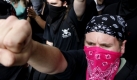 Masked protesters shout slogans during a march through Pittsburgh, Friday Sept. 25, 2009. World leaders are in Pittsburgh for the G20 summit. (AP Photo/Matt Rourke) Foto: ap