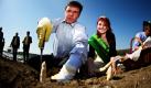 Der sächsische Landwirtschaftsminister Frank Kupfer und Spargelkönigin Elizabeth Schöne stechen in Haselbachtal anlässlich der Eröffnung der Spargelsaison frischen Spargel. 20 Betriebe decken rund ein Viertel des sächsischen Bedarfs und werden voraussichtlich 1000 Tonnen Spargel in diesem Jahr ernten. Foto: dpa