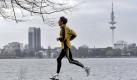Wer an Arthrose leidet, sollte beim Sport aufs Joggen verzichten, statt wie Langstreckenläufer Dieter Baumann seine Runden um die Außenalster drehen. Das ist wegen der starken Belastung für die Gelenke Gift. Foto: ddp