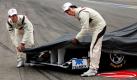 Die Formel-1-Rennfahrer Kamui Kobayashi aus Japan (links) und der Mexikaner Sergio Perez vom Team Sauber machen sich daran, den neuen C30-Ferrari des Teams für die Saison 2011 zu enthüllen. Die Präsentation des neuen Flitzers auf der Rennstrecke Ricardo Tormo in der Nähe von Valencia fand pünktlich einen Tag vor den ersten Testfahrten der Vorsaison statt. Foto: dpa