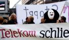 Mitarbeiter der Deutschen Telekom AG protestieren vor der Lanxess Arena in Köln gegen die Schliessung und Verlagerung von Standorten der Telekom. Währenddessen hält das Unternehmen in der Halle seine Hauptversammlung ab. Foto: dapd