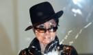 Die japanische Künstlerin Yoko Ono posiert hinter ihrem Werk A Hole (Ein Loch) auf ihrer Ausstellung in Berlin. Mit ihrer Schau, die sie Das Gift betitelte, will Ono die Besucher anregen, bewusster wahrzunehmen, wie viel Gewalt es auf der Welt gibt. Dagegen sollen sie ihrer Meinung nach aktiv werden.  Foto: ap