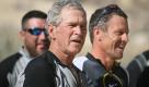 FILE - In this April 27, 2011 file photo, former President George W. Bush, center, stands next to seven-time Tour de France winner Lance Armstrong, at Big Bend Park, Texas. Bush and Armstrong joined more than a dozen wounded military members on the Warrior 110, a 100-kilometer, or about 62-mile, mountain bike ride. Bush is holding a two-day golf tournament called the Warrior Open starting Monday, Oct. 10, 2011 in the Dallas suburb of Irving featuring members of the U.S. Armed Forces who were wounded while serving in Iraq and Afghanistan. (AP Photo/Odessa American, Heather Leiphart, File) Foto: dapd