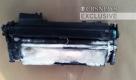 This image provided by CBS News shows a printer toner cartridge with wires and powder found in a package aboard a plane searched in East Midlands, north of London, Friday Oct. 29, 2010. CBS reported that the package the cartridge shown here was found in was one of two explosive packages seized Friday addressed to Chicago-area synagogues and packed aboard cargo jets originating in Yemen. U.S. official said preliminary tests indicated the packages contained the powerful industrial explosive PETN, the same chemical used in the Christmas attack involving a Detroit-bound airliner. (AP Photo/CBS News) MANDATORY CREDIT Foto: ap