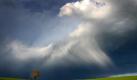 Wolkenhimmel über der Allgäuer Landschaft bei Bertoldshofen in Schwaben. Mit einer Mischung aus Wolken, Regen und Sonnenschein bietet das Wetter derzeit typisches Aprilwetter. Foto: Karl-Josef Hildenbrand Foto: dpa
