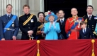 Queen Elizabeth II (4th L) leads other members of the British Royal Family, in applause for a fly-past of the Royal Air Force from the balcony at Buckingham Palace 13 June 2009. This was preceded by the Trooping The Colour ceremony marking the Queen?s birthday at the Horse Guards Parade.Others from left are: Prince William, Prince Harry, Princess Anne, Prince Edward, the Duke of Edinburgh, Commander Tim Laurence, husband of Princess Anne, Duchess of Cornwall and her husband Prince Charles.

 Foto: dpa