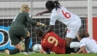 Mit Kraft und Routine kämpfte Birgit Prinz den Ball zum 1:0 ins englische Tor. Foto: dpa