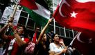 Demonstranten halten palästinensische und türkische Flaggen in die Höhe, um gegen den  Militärangriff Israels auf die internationale Gaza-Hilfsflotte zu protestieren. Die «Solidaritätsflotte» wollte trotz der von Israel verhängten Seeblockade rund 10.000 Tonnen Hilfsgüter in den Gazastreifen bringen.  Bei dem Angriff auf das Schiff wurden zehn Aktivisten getötet. Foto: ap