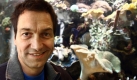 Der Künstler und Kabarettist, Dieter Nuhr, schaut sich am Dienstag (27.10.2009) in Köln ein Aquarium an. Es geht in seiner Sendung um Brustimplantate, Klimakatastrophe, Atomphysik, schwangere Promis - und alles, was Dieter Nuhr sonst noch so durch den Kopf geht. Live und spontan will er im ZDF in «Nuhr so» witzeln und spotten - Zuschauer-Mitwirkung eindeutig erwünscht. Am kommenden Dienstag (3.11.2009) geht es los, um 22.45 Uhr. Studio-Gäste können in der neuen Sendung Fragen stellen, TV-Zuschauer ihren «Senf» per E-Mail, SMS oder Video dazugeben. Foto: Oliver Berg (zu dpa-KORR: 'Dieter Nuhr im ZDF: 'Eine reine Lustfrage' vom 02.11.2009) +++(c) dpa - Bildfunk+++ Foto: dpa