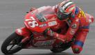 Der deutsche Honda-Pilot Marcel Schrötter beim freien Training der 125er-Klasse am Samstag (18.07.2009) beim Deutschland-Grand-Prix auf dem Sachsenring bei Hohenstein-Ernstthal. Der Pflugdorfer kam sensationell auf Rang vier und damit in die erste Startreihe für das Heimrennen am Sonntag (19.07.2009). Schrötter startet auf dem Sachsenring lediglich mit einer Wildcard. Foto: Jan-Peter Kasper dpa/lsn (zu dpa 0338 vom 18.07.2009) +++(c) dpa - Bildfunk+++ Foto: dpa