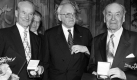 Noch eine Auszeichnung: Im Rahmen der Festveranstaltung zum 50jährigen Bestehen des Bundesverbandes Deutscher Stiftungen 1998 in Würzburg werden dessen Ehrenvorsitzender, Rolf Hauer (r.), und Mohn (l.), der Begründer der Bertelsmann Stiftung, durch Bundespräsident Roman Herzog mit Medaillen für Verdienste um das Stiftungswesen geehrt. Foto: dpa