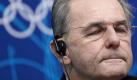 IOC-Präsident Jacques Rogge kämpft mit den Tränen, als er den Tod des georgischen Rodlers Nodar Kumaritaschwili verkündet. Foto: dpa