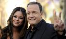 Kevin James, der Star, Produzent und Autor des Filmes Der Zoowärter, kommt mit seiner Frau Steffiana De La Cruz zur Kinopremiere in Los Angeles. Der Film, in dem Zootiere ihrem Wärter Flirttipps geben, läuft heute in den deutschen Kinos an. Foto: dapd