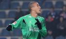 Bielefelds Torwart Eilhoff (l) schaut dem 0:3 durch Duisburgs Torschützen Soares zu. Foto: dpa