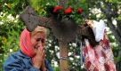 Eine bulgarische Pilgerin betet an dem heiligen Platz von Krastova Gora, im Osten von Sofia, am Tag des heiligen Kreuzes. Foto: ap