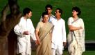 India's ruling Congress Party President Sonia Gandhi, second left, her son and party General Secretary Rahul Gandhi, left, son-in-law Robert Vadra, second right, and daughter Priyanka Vadra walk after paying tribute at a memorial service of former Indian Prime Minister Rajiv Gandhi on his death anniversary, in New Delhi, India, Friday, May 21, 2010. Gandhi was assassinated in a suicide attack in 1991 by the Tamil Tigers, who fought the Sri Lankan government for an independent state for 25 years, because he had sent Indian peacekeepers to intervene in the island nation's civil war. (AP Photo/Mustafa Quraishi) Foto: AP /Mustafa Quraishi
