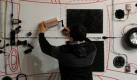 Leipzig. Auf der Leipziger Messe fixiert ein Standbauer der Firma hama elektronische Zusatzgeräte für Kraftfahrzeuge. Vom 09. bis 13. April finden auf der Leipziger Messe zeitgleich die drei Messen Amitec, Amistyle und Amicom statt, wobei zahlreiche Marktführer Innovationen und Neuigkeiten vorstellen.  Foto: dpa