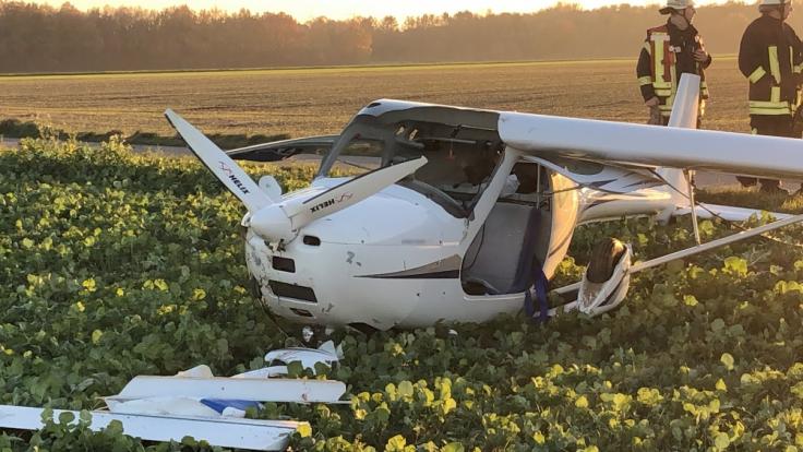 Bei dem Zusammenstoß von zwei Leichtflugzeugen in Erkelenz (Nordrhein-Westfalen) starb ein Pilot.