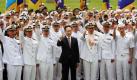 Der südkoreanische Präsident Lee Myung-bak (Mitte) jubelt gemeinsam mit der Besatzung des Kriegsschiffes Choi Yung vor seinem Amtssitz in Seoul. Am Freitag waren die Seemänner von ihrer erfolgreichen sechsmonatigen Mission zurückgekehrt, bei der sie Schiffe, die im Arabischen Meer unterwegs waren, vor Piraten beschützten. Die Männer retteten einen entführten südkoreanischen Frachter mitsamt Besatzung. Foto: dpa