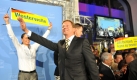Der FDP-Vorsitzende Guido Westerwelle (M) kommt beim Wahlabend der FDP nach den ersten Prognosen zur Bundestagswahl am Sonntag (27.09.2009) in Berlin auf die Bühne. Bei der Wahl zum 17. Deutschen Bundestag waren nach einer Schätzung des Statistischen Bundesamtes rund 62,2 Millionen Deutsche wahlberechtigt.
 Foto: dpa