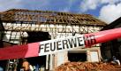 Ein Absperrband der Feuerwehr haengt am Dienstag (24.08.10) in Gruenberg - Lumda vor einem Haus dessen Dachstuhl nach einem Unwetter vollstaendig abgedeckt wurde. Ein Tornado ist am Montagabend (23.08.10) ueber Hessen gefegt und hat schwere Schaeden angerichtet. Der Schaden geht in die Millionenhoehe. 250 Helfer und 13 Feuerwehren waren im Einsatz. Verletzt wurde niemand.
 Foto: ddp