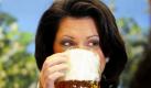 Bundesverbraucherschutzministerin Ilse Aigner (CSU) lässt sich nicht lumpen und setzt am Stand von Bayern bei der Eröffnung der internationalen Grünen Woche in Berlin beherzt zum Schluck aus einem Bierkrug an. Die Verbraucherschau für Landwirtschaft, Ernährung und Gartenbau hat bis zum 30. Januar für Besucher geöffnet. Foto: dapd