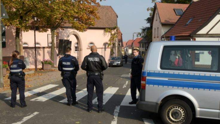 Bei einem Polizeieinsatz in Kirchheim an der Weinstraße sind zwei Menschen getötet und zwei weitere schwer verletzt worden.