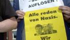 Vor dem Landesamt für Verfassungsschutz in Erfurt zeigen Demonstranten am 14.05.2001 Plakate mit den Portraits vom damaligen Innenminister Christian Köckert, dem damaligen Verfassungsschutzpräsident Thomas Sippel und dem ehemaligen Ministerpräsident Bernhard Vogel (CDU). Archivfoto: dpa Foto: dpa