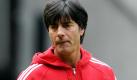Er warnt vor Größenwahn: Joachim Löw bremst die hochfliegenden Erwartungen an das DFB-Team. Die Euphorie um das junge deutsche Nationalteam wird Joachim Löw vor dem Länderspiel-Abschluss 2011 ein wenig unheimlich. Nach der tadellosen und teilweise begeisternden EM-Qualifikation sind die Erwartungen der Fans schon sieben Monate vor der Fußball-EM riesengroß. Foto: dpa