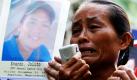 Eine Mutter, die ihren Sohn bei dem Massaker im vergangenen Jahr auf den Philippinen verloren hat, wendet sich mit ihrem Schmerz an andere Demonstranten. Foto: ap