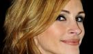 ARCHIV - Eine neue Rolle für Hollywoods «Pretty Woman»: Die amerikanische Schauspielerin Julia Roberts (Archivfoto vom 12.03.2009) hält ihr Gesicht für die Marke Lancôme des französischen Kosmetikkonzerns L'Oréal hin. In einer Mitteilung der Beauty-Marke am Freitag (04.12.2009) wurden ihr «außergewöhnliches Talent, ihre Ausstrahlung und ihr großes Engagement» gepriesen. Über die neuen Aufgaben der dreifachen Mutter und ihr Honorar als Aushängeschild des Konzerns wurde nichts bekannt. EPA/STEPHANE REIX +++(c) dpa - Bildfunk+++  Foto: dpa