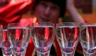 Alkohol macht abhängig. Schnell folgt dem ersten Glas ein zweites, ein drittes...  Foto: ddp