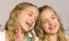Zeigt her eure Spangen: Die Hauptdarstellerinnen Sophia (im Film Hanni, l.) und Jana Münster (im Film Nanni, r.) posieren bei der Weltpremiere des Films Hanni und Nanni in München auf dem Roten Teppich. Der Film läuft am 17. Juni 2010  in den deutschen Kinos an. Foto: ddp
