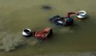 Frauen suchen in einem Marschland in Singair außerhalb von Dhaka in Bangladesch nach Fischen. Foto: dapd