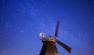 Ein märchenhafter Sternenhimmel leuchtet über der Windmühle von Stove im Kreis Nordwestmecklenburg. Foto: Jens Büttner  Foto: dpa