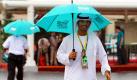 Ein Mitarbeiter des lokalen Veranstalters geht im Regen durch das Fahrerlager auf der Rennstrecke von Abu Dhabi in den Vereinigten Arabischen Emiraten. Eher untypische kräftige Regenschauer bestimmen das Wetter vor dem ersten Training für den Großen Preis von Abu Dhabi. Am Sonntag  fällt auf der Rennstrecke Yas Marina die Entscheidung in der diesjährigen Formel-1-Weltmeisterschaft. Foto: dpa