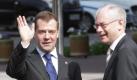 Russian President Dmitry Medvedev (L) waves as he arrives with the President of the European Council, Belgian Herman Van Rompuy (R) for the Russia-EU summit in the southern Russian city of Rostov-on-Don, Russia, 01 June 2010. EPA/SERGEI CHIRIKOV +++(c) dpa - Bildfunk+++




Wirtschaftsentwicklung im Blickpunkt der Gespräche Medwedews mit EU-Führung
09:04 	| 	01/ 06/ 2010
	

ROSTOW AM DON, 01. Juni (RIA Novosti). Russlands Präsident Dmitri Medwedew und die Führung der Europäischen Union haben die Wirtschaftsentwicklung Russlands und Europas sowie Schlüsselfragen der internationalen Politik, darunter das iranische Atomprogramm, besprochen.

Das teilte Natalja Timakowa, Pressesprecherin des russischen Staatschefs, mit.

„Bei ihrem Treffen kurz vor dem Russland-EU-Gipfel behandelten Dmitri Medwedew, der Chef der Europäischen Kommission Jose Manuel Barroso und der Präsident des Europäischen Rates Herman Van Rompuy Fragen, die mit der Entwicklung der Wirtschaft Russlands, einzelner europäischer Länder und der Europäischen Union insgesamt im Zusammenhang stehen“, sagte Timakowa.

Nach ihren Worten wurde während des Gesprächs auch die Nahost-Regelung erörtert. Foto: dpa