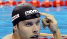 Der norwegische Schwimmer Alexander Dale Oen zeigt nach seinem WM-Vorlauf auf die Nationalfahne auf seiner Badekappe. Foto: dpa