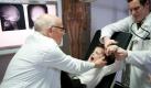 Doch dort erlebt sie zunächst eine Enttäuschung:Der rückständige Psychiater (Dietrich Hollinderbäumer, links) präsentiert Felix seinen Studenten als Paradebeispiel für frühkindliche Schizophrenie. Foto: ARD Degeto/Stephan Rabold