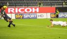 Miroslav Klose (r) trifft zum 2:0 gegen Cagliari Calcio. Klose hat damit für seinen Club Lazio Rom sein achtes Tor im elften Pflichtspiel erzielt. Ingesamt gewann der Überraschungsclub der ´Saison mit 3:0. Foto: Circo Fuso Foto: dpa