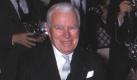 ... Da sah Chaplin dann allerdings eher so aus. Hier schäkert er 1966 mit Sophia Loren. Foto: dapd