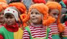 ...Und drei macht neune: Als Pippi Langstrumpf verkleidete Kinder stehen in der Innenstadt von Sonthofen (Schwaben). Die Stadt versuchte den Weltrekord im Treffen von Pippi Langstrumpffans zu überbieten. Den Rekord hält die Stadt Hameln mit 1138 kostümierten Teilnehmern. Foto: dpa