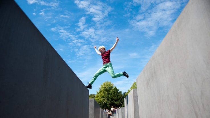 Yolocaust kritisiert Respektlosigkeit am Holocaust-Mahnmal in Berlin.