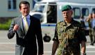 Bundesverteidigungsminister Karl-Theodor zu Guttenberg (links) wird zum Auftakt seiner Sommerreise bei der im sächsischen Frankenberg stationierten Panzergrenadierbrigade 37 von Kommandeur Brigadegeneral Jörg Vollmer empfangen. Der Minister informierte sich auf seinem Rundgang durch die Kaserne über die Stimmung in der Truppe und sprach mit Soldaten aller Dienstgrade.  Foto: dpa