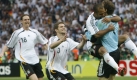 ARCHIV - Torhüter Jens Lehmann (r), Tim Borowski (l), Arne Friedrich (M) und David Odonkor feiern am 30.06.2006 nach ihrem Sieg im Elfmeterschießen gegen Argentinien im Viertelfinale der Fußball-WM in Berlin. Die deutsche Fußball-Nationalmannschaft ist am Sonntag (17.12.2006) von den deutschen Sportjournalisten zu der Mannschaft des Jahres 2006 gewählt worden. DPA/Wolfgang Kumm ACHTUNG: Für elektronische Medien, Internet, Rundfunk und Videotext gilt die Sperrfrist 23.00 Uhr! +++(c) dpa - Bildfunk+++
pixel Foto: dpa