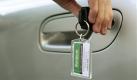 Wer darf fahren? Im Vorfeld muss klar sein, wer das Fahrzeug steuern darf und wer Beifahrer ist. Eine Fahrerlaubnis für weitere Personen kostet meist Aufpreis. Foto: ap