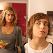 Valerie Niehaus mit Filmsohn Jonathan-Elias Weiske in Sind denn alle Männer Schweine?.